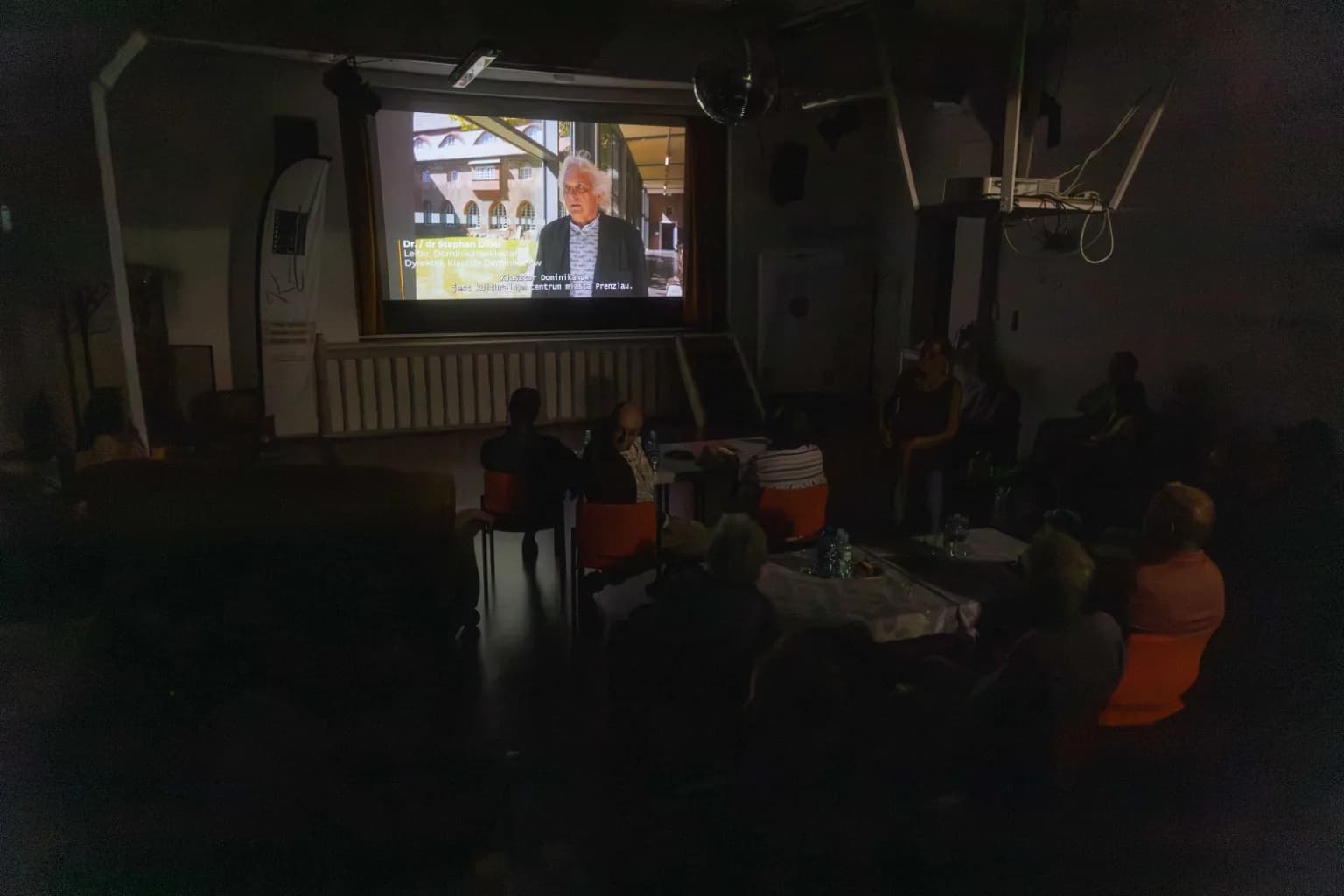 Sala z publicznością podczas projekcji filmu