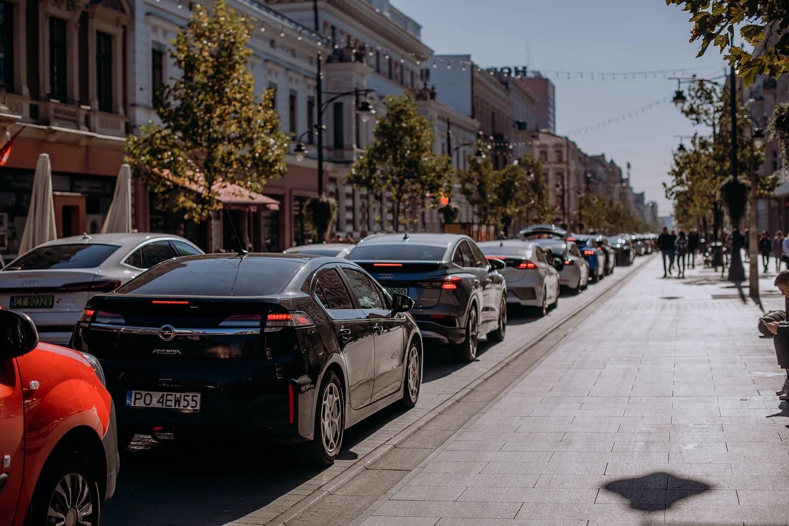 Kolumna samochodów elektrycznych podczas wydarzenia Eko-jazda