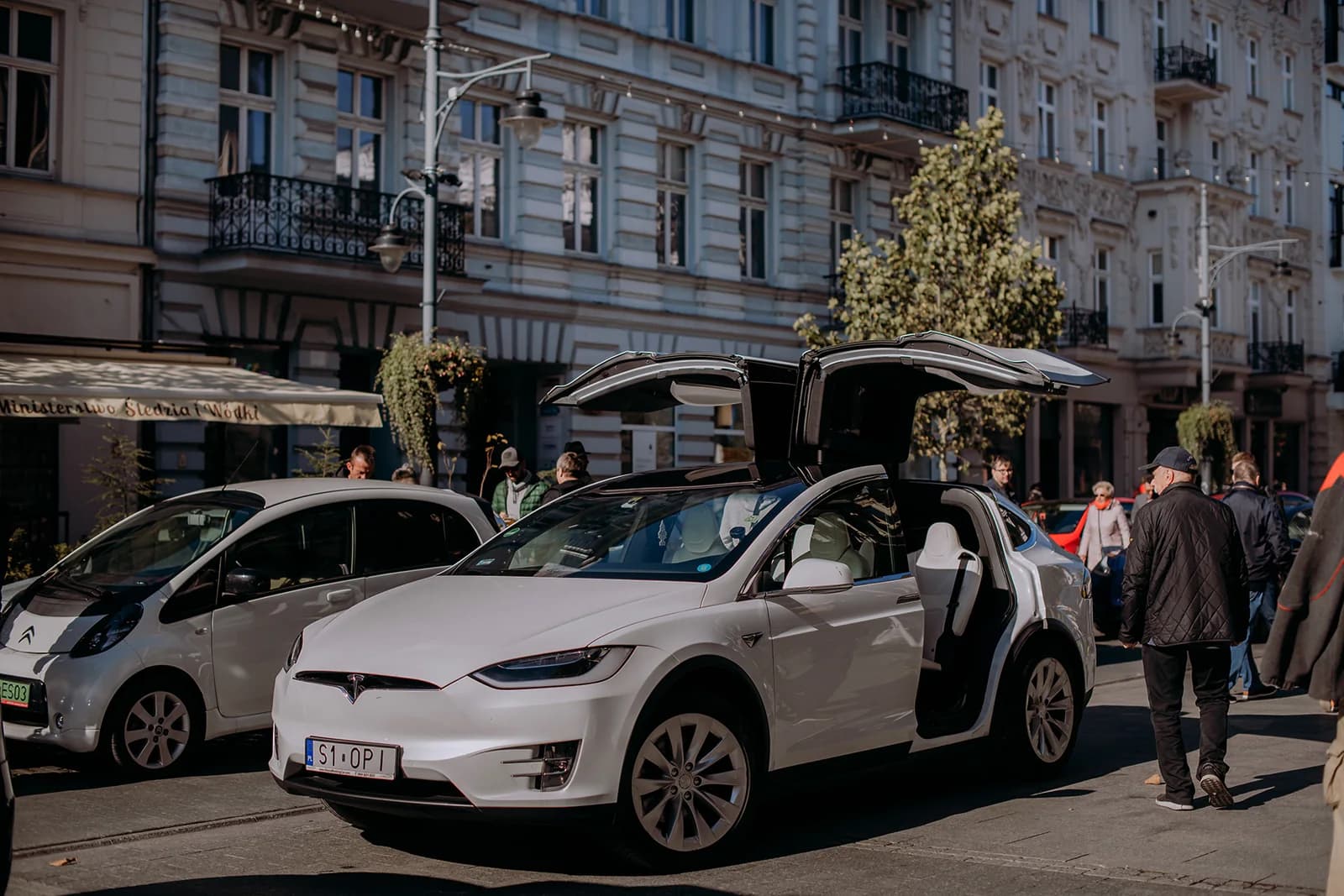 Samochód elektryczny z otwartymi drzwiami podczas wydarzenia Eko-jazda
